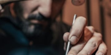 El orfebre José Luis Araoz en plena labor.
