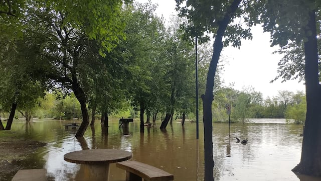 Villa María. Un área de la costanera tomada por la crecida del río.