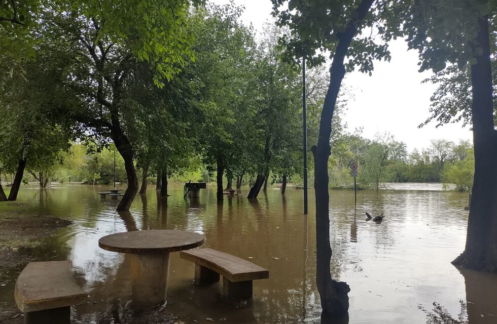 Lluvias en Córdoba: el agua cubrió parte de la costanera de Villa María