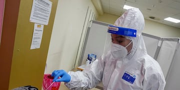 ID:6669056 A medical worker carries out a Corona test with a woman in a small test center in a shopping mall in Frankfurt, Monday, Nov. 8, 2021. (AP Photo/Michael Probst)