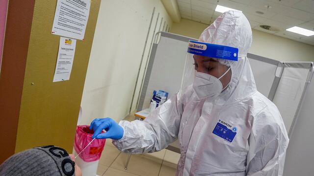 ID:6669056 A medical worker carries out a Corona test with a woman in a small test center in a shopping mall in Frankfurt, Monday, Nov. 8, 2021. (AP Photo/Michael Probst)