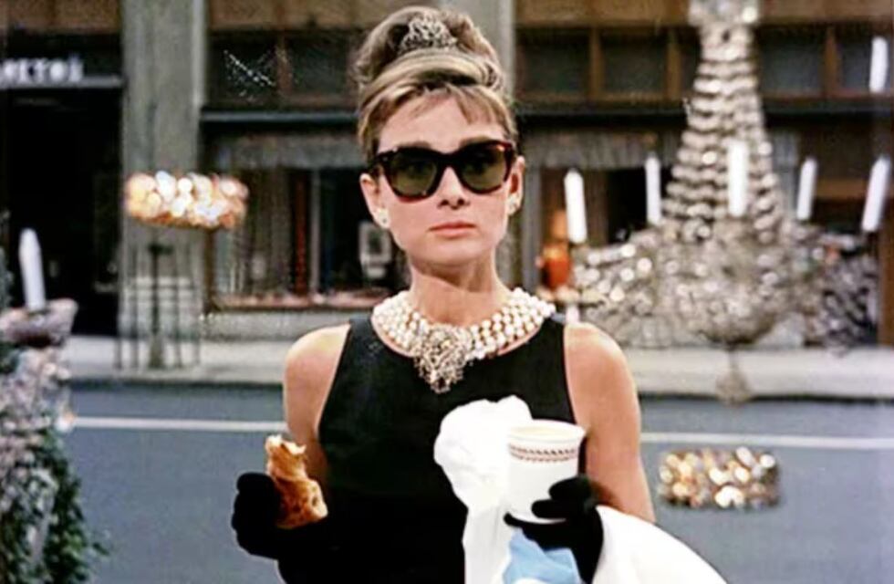 Qué significa vestirse con ropa de color negro, según los expertos