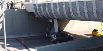 La caja del camión quedó atascada en la Costanera y provocó demoras en el tránsito. (Gentileza Marcos Ferreyra)