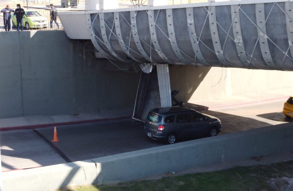 Otra vez: un camión quedó atascado en un puente de avenida Costanera