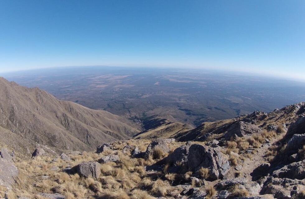 Indignación en Córdoba tras la vandalización de la cima del cerro Champaquí