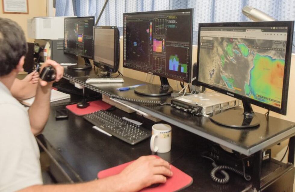 Con tres aviones combatieron las tormentas en el Sur