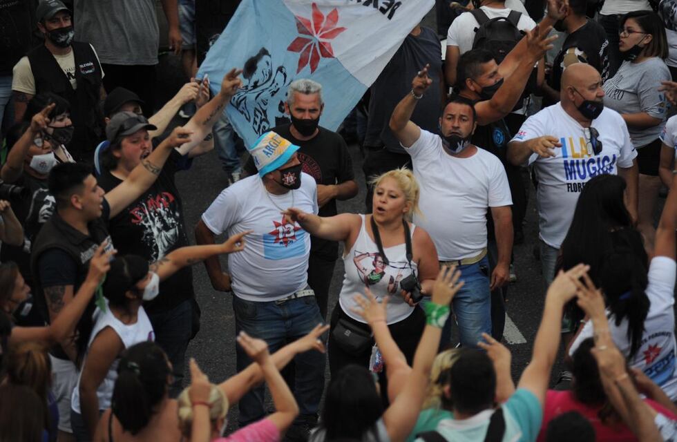 Sin tapaboca ni distancia: organizaciones políticas, sociales y gremiales expresaron su apoyo al Gobierno en el Día de la Militancia Peronista