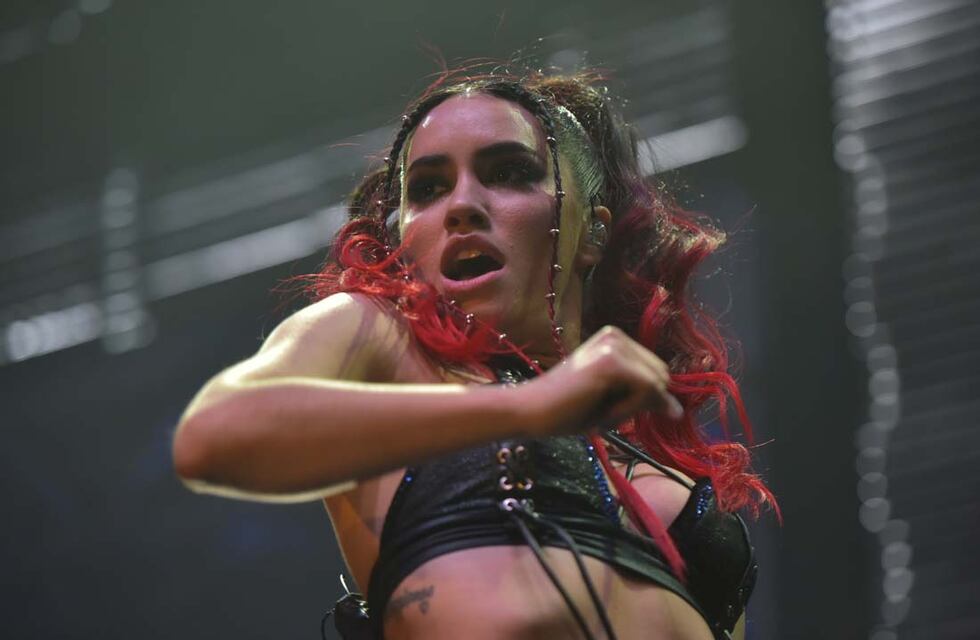 Para el infarto: Lali Espósito lució un osado outfit rojo con red y arnés que cautivó a sus fans