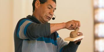 Rolando trabajando en su taller