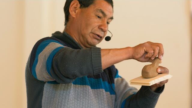 Rolando trabajando en su taller