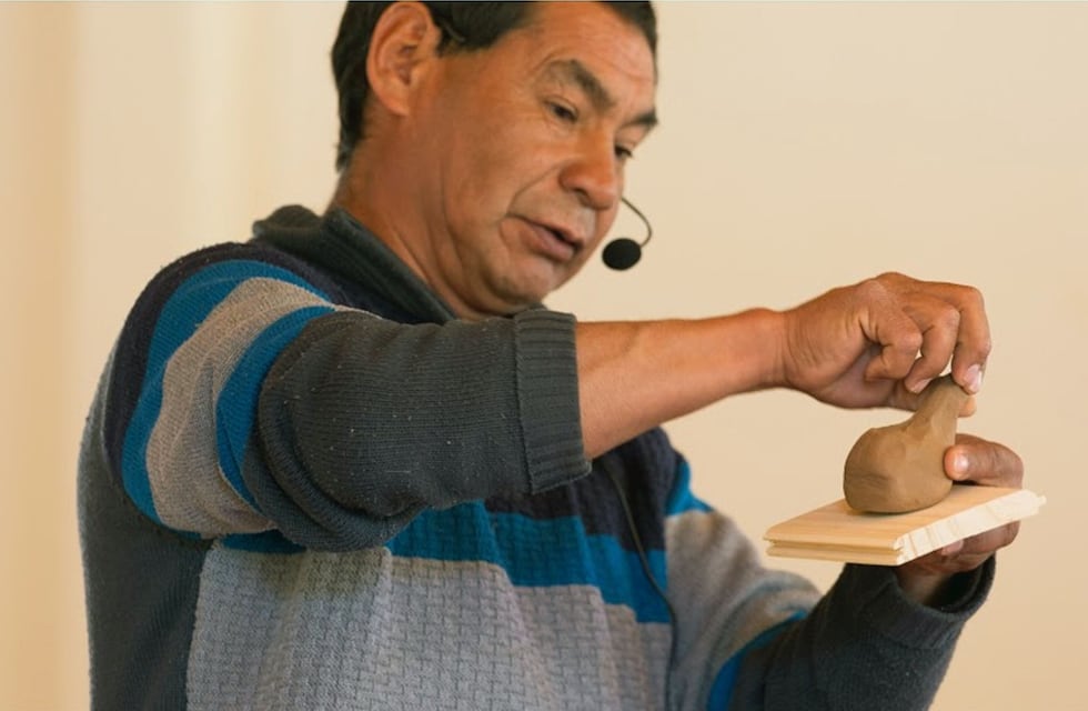 Un artesano de Cachi mantiene viva la tradición de la alfarería