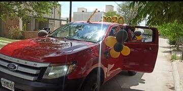 Entregaron diplomas a sus alumnitos casa por casa (Gentileza Bettina Nevada)