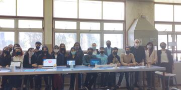 Estudiantes de 7º año de la orientación Técnico Químico junto a la docente Silvina Vizgarra