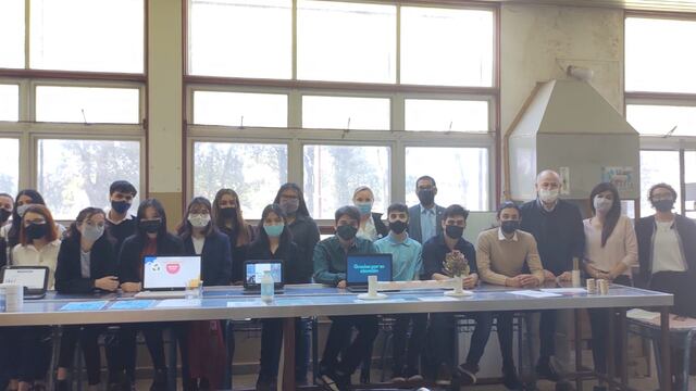 Estudiantes de 7º año de la orientación Técnico Químico junto a la docente Silvina Vizgarra