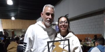 Malena Lisette Lázaro junto a su profesor Patricio Brandana de Arroyito