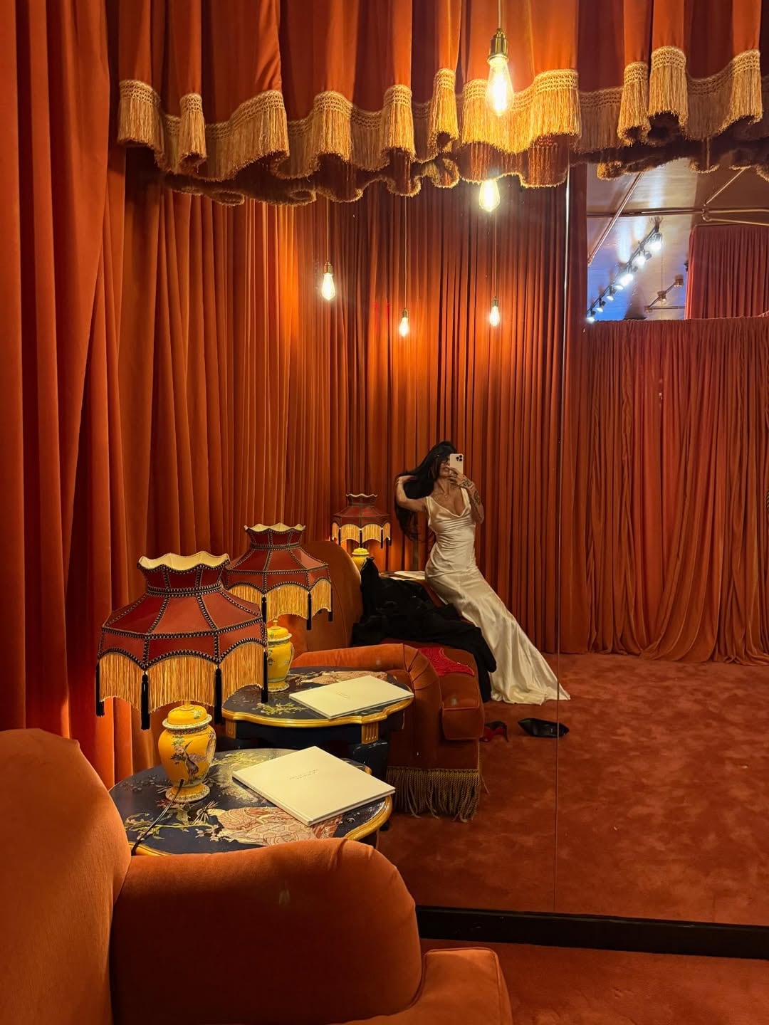 Mia Khalifa miró a cámara y sorprendió con un ajustado vestido total white en tendencia