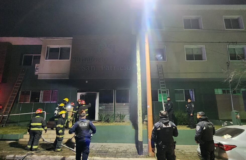 Drámatico rescate: bomberos salvaron a 6 personas atrapadas durante un incendio en una clínica de Carlos Paz