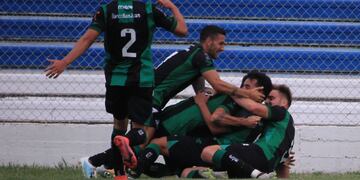 Los jugadores de San Martín festejaron el agónico gol que los clasificó a la siguiente ronda.