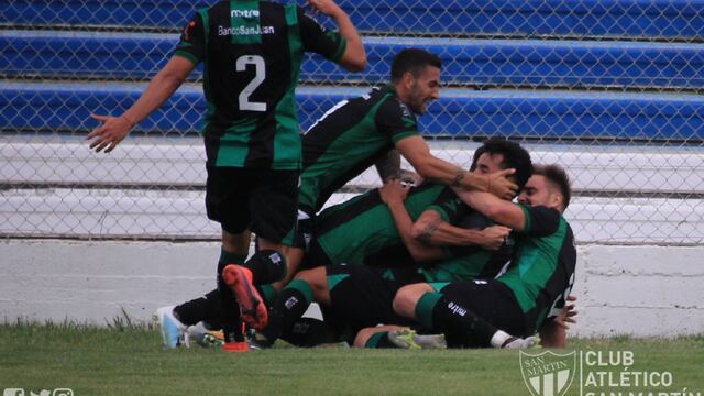 Los jugadores de San Martín festejaron el agónico gol que los clasificó a la siguiente ronda.