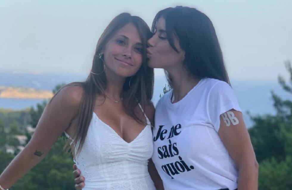 Antonela Roccuzzo y Daniella Semaan se llevaron todos los flashes en un bar parisino