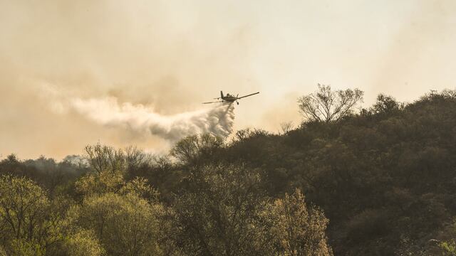 Varias dotaciones de bomberos combaten el fuego. (La Voz)