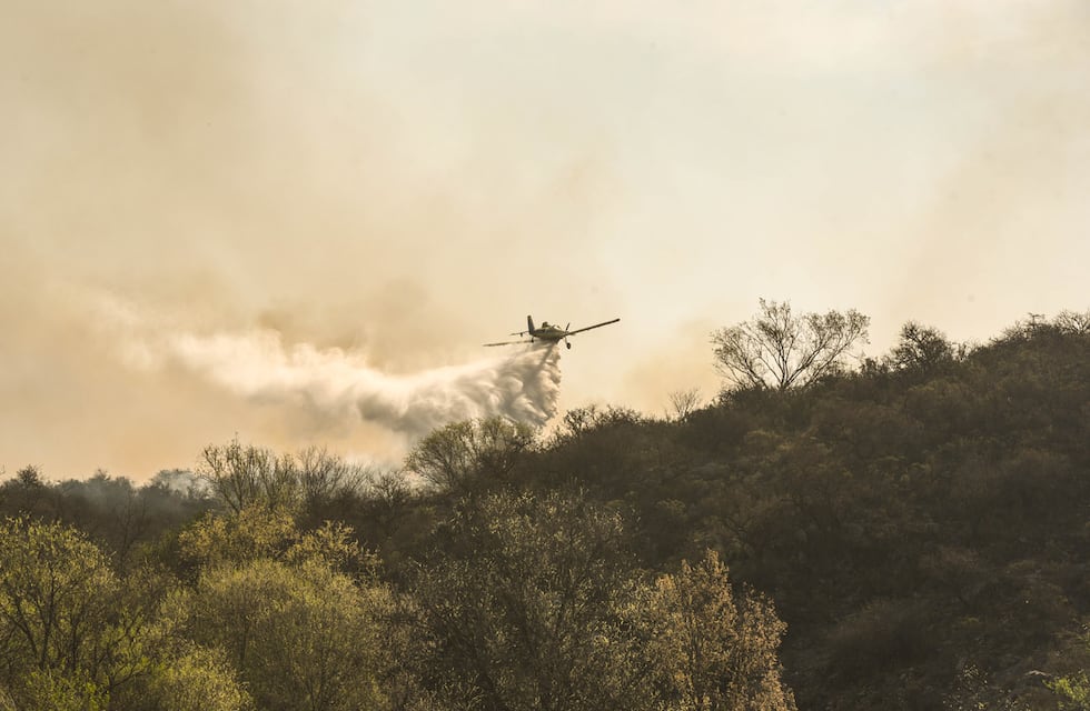 Intenso incendio en Tierra Alta: despliegue de bomberos y aviones hidrantes sobre la autopista a Córdoba