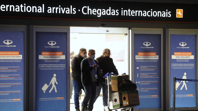 Coronavirus en Argentina Buenos Aires
Covid19  Covid 19 
Aeropuerto de Ezeiza vuelos cancelados
Llegada arribo de pasajeros
Foto Juano Tesone