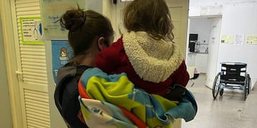 La pequeña se encontraba sola en una habitación.