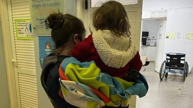 La pequeña se encontraba sola en una habitación.