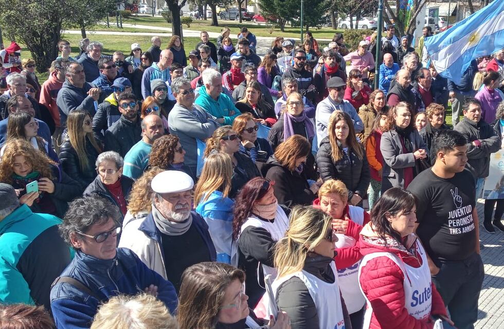 Tres Arroyos marcha en defensa de la democracia y en repudio al atentado contra Cristina Kirchner