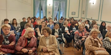 Exitosa charla en la Sociedad Francesa de Tres Arroyos sobre Coco Chanel