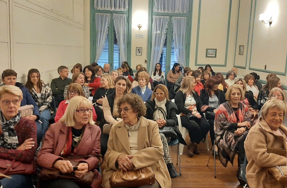 Exitosa charla en la Sociedad Francesa de Tres Arroyos sobre Coco Chanel