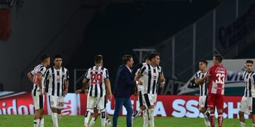 Ángel Guillermo Hoyos palmea a Enzo Díaz. Ahora le apuntan a Patronato (Facundo Luque).