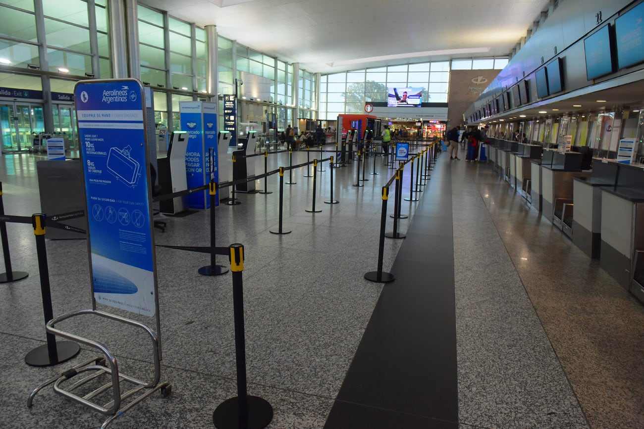 El aeropuerto Taravella durante la primera jornada del paro de controladores aéreos.  (Nicolás Bravo / La Voz)