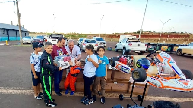 Oscar Herrera Ahuad entregó nuevos motores a la FeMAD quien con ellos creará una nueva categoría en el karting misionero