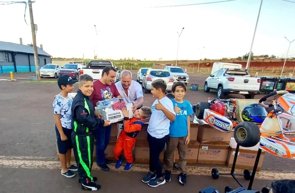 El gobernador Oscar Herrera Ahuad entregó motores para crear una nueva categoría en el karting misionero