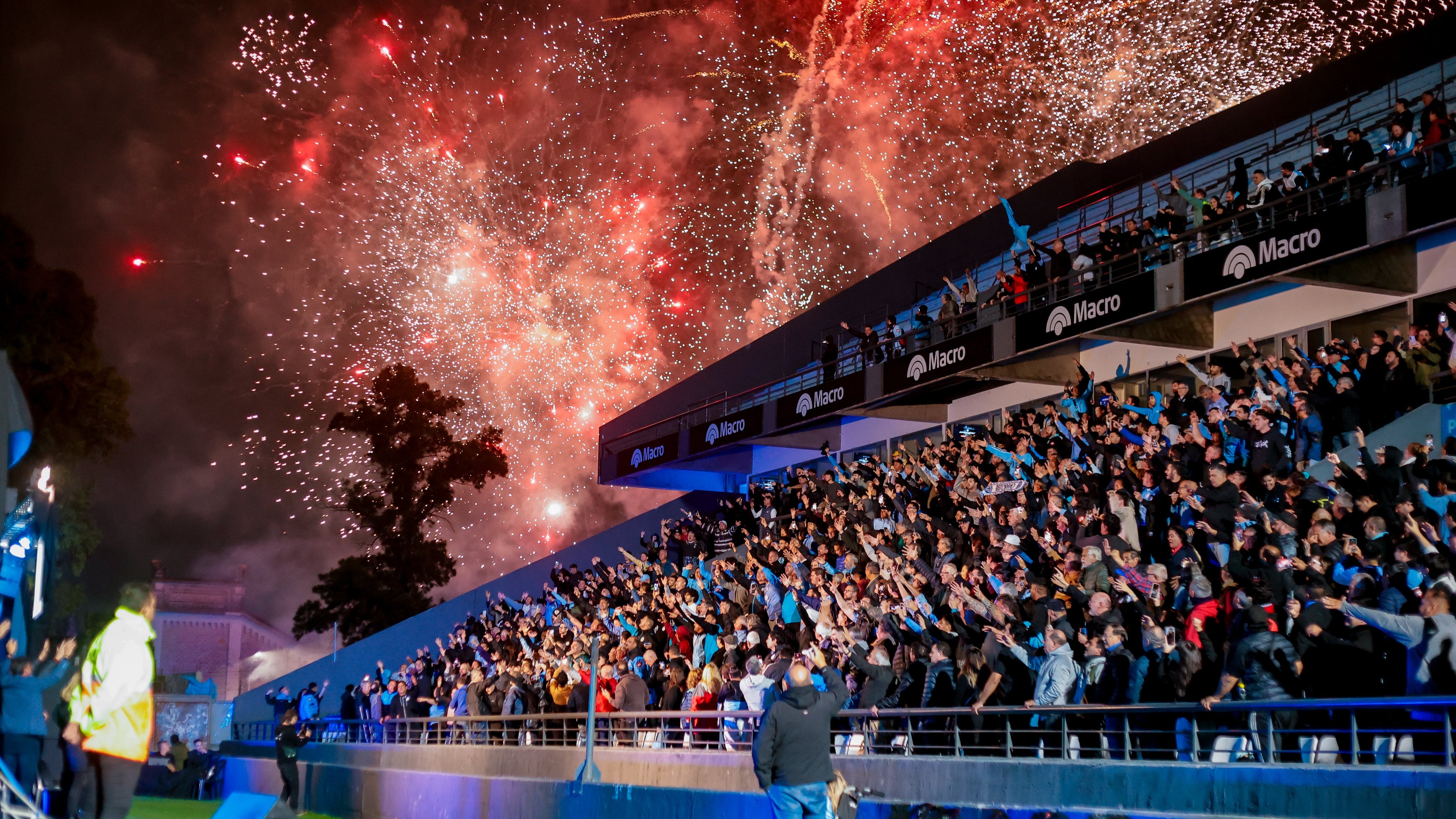 Los socios de Belgrano en la asamblea extraordinaria en la que aprobaron la compra de los 11 terrenos para seguir con las obras en el estadio de Alberdi. (Prensa Belgrano)