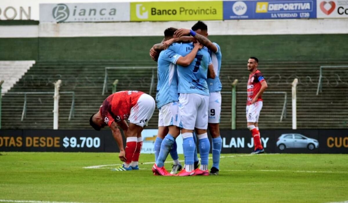 Estudiantes Río Cuarto festeja el segundo gol ante Huracán Las Heras.