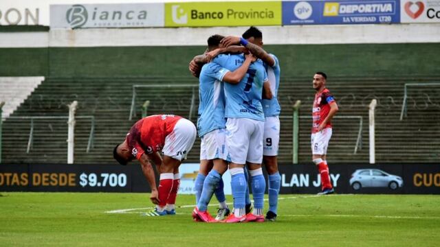 Estudiantes Río Cuarto festeja el segundo gol ante Huracán Las Heras.