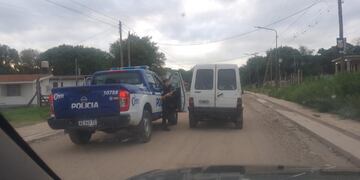 La Policía interceptó el vehículo en el que se trasladaban los ladrones gracias al relato de los vecinos que iban observando la huida. (La Voz)