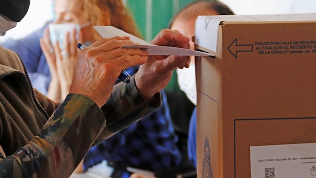 Recomiendan llevar una lapicera propia, entre otros cuidados sanitarios. (Ramiro Pereyra)