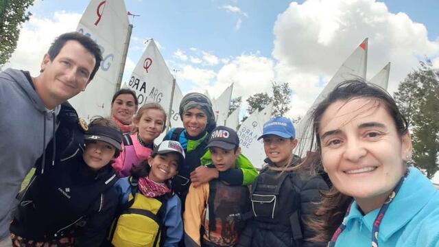 Escuelita de Regatas con los profes Guido Giambastiani (izquierda) y Cecilia Arancibia (derecha)