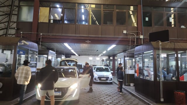 Atención y revisión de autos en aduana.