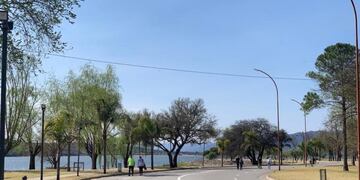 Costanera de Villa Carlos Paz en pleno invierno 2020\u002E (Foto; VíaCarlosPaz)\u002E