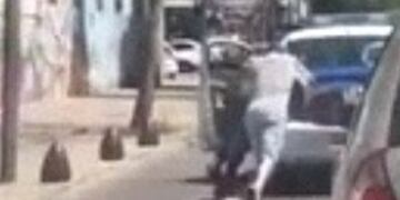 La Plata: un ladrón ayudó a empujar un patrullero que se había quedado parado