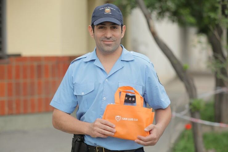 Policías de San Luis recibieron su tablet.