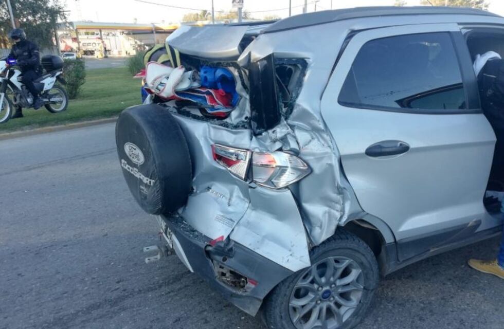 Un colectivo impactó de atrás a una camioneta