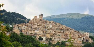 Santo Stefano di Sessanio ofrece sueldos de 9500 dólares a quienes quieran ir a vivir allí\u002E