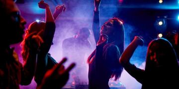 Personas bailando boliche (Ilustrativa internet)