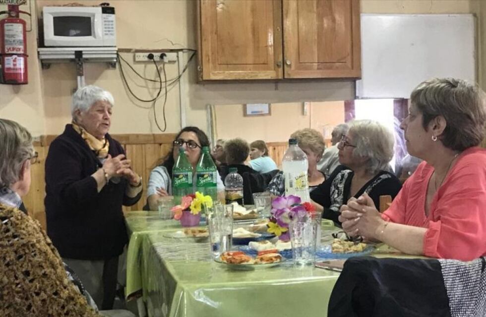 Historias de vida, anécdotas, música y baile en el Centro de Jubilados Kaupen